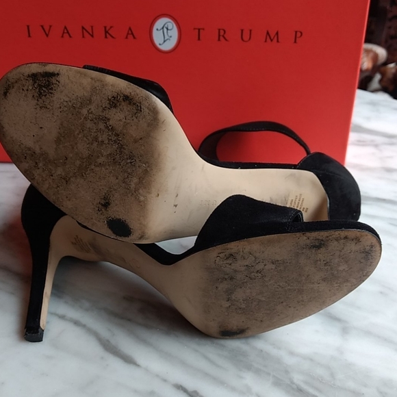 Selling for a friend size 9 suede pumps! - Picture 6 of 6